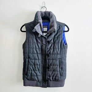 Patagonia Women's Vagabunda Vest Size XS Gray  Gray Quilted Vest Zipper Pockets